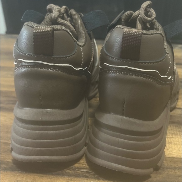 EUC- Worn Once- Thaletic Shoe- Size 40, fit my 7.5 with socks perfectly. No Box - Picture 2 of 9